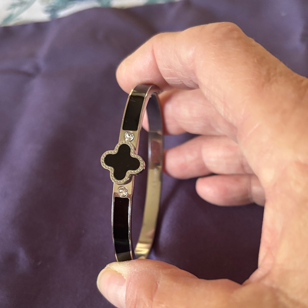 Beautiful clover bracelet